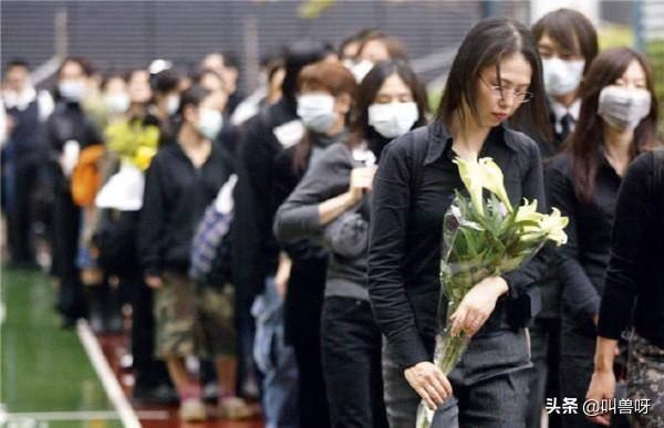 梅艳芳躺在棺材照片,永恒的美丽与哀思