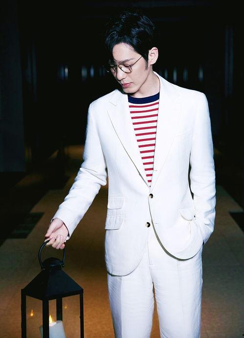 穿白西装图片